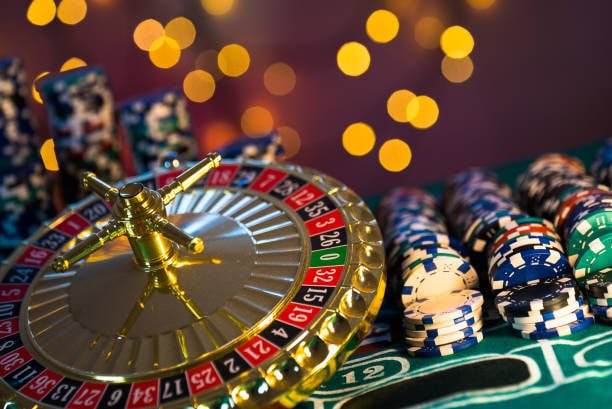 Mobile phone displaying Infinite Blackjack table layout with dealer's face, player cards, bet buttons, and chat sidebar